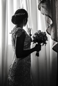 Bruidloft fotografi bruid voorhet raam